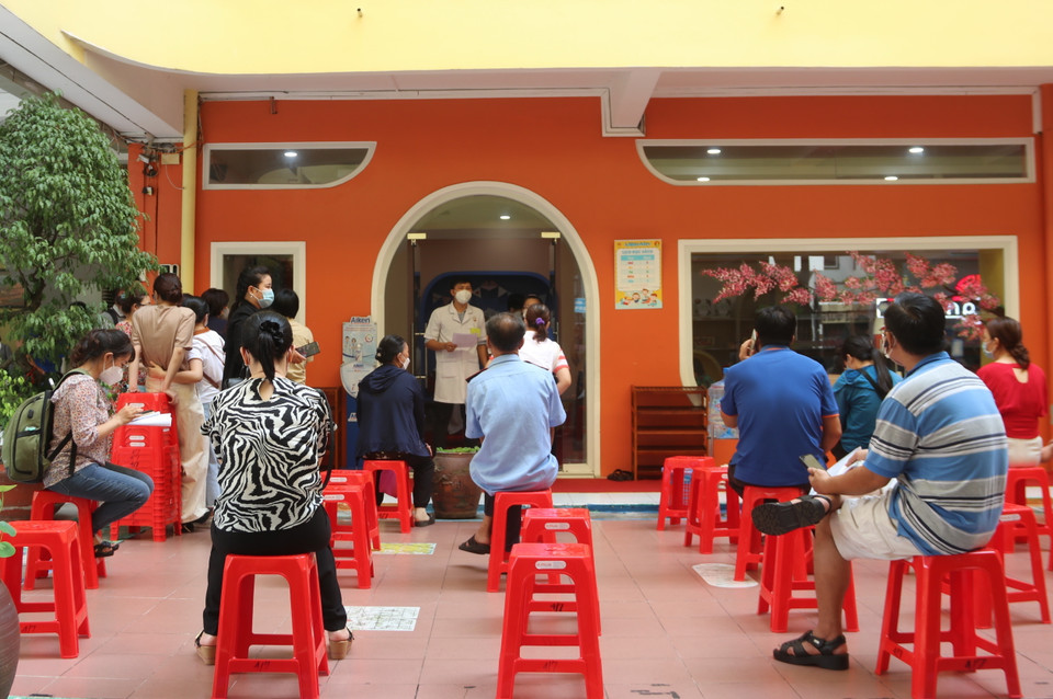 Khu vực chờ sau tiêm tại trường Tiểu học Nguyễn Bỉnh Khiêm (quận 1). (Ảnh: Thu Hương/TTXVN)