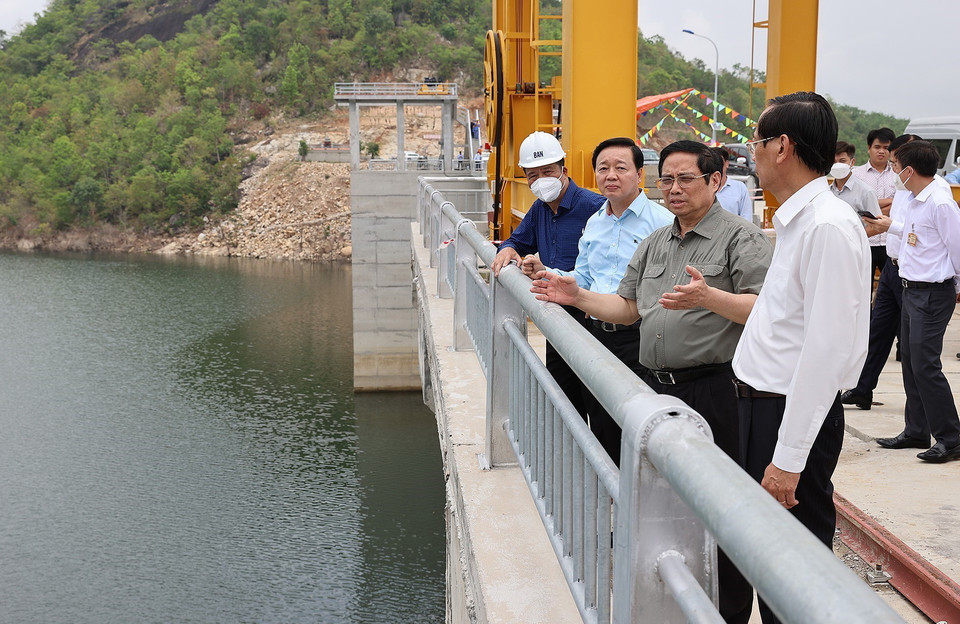 Thủ tướng Phạm Minh Chính thị sát công trình đầu mối hồ chứa nước Sông Cái. (Ảnh: Dương Giang/TTXVN)