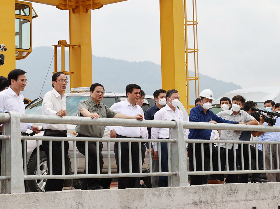 Thủ tướng Phạm Minh Chính thị sát công trình đầu mối hồ chứa nước Sông Cái. (Ảnh: Dương Giang/TTXVN)