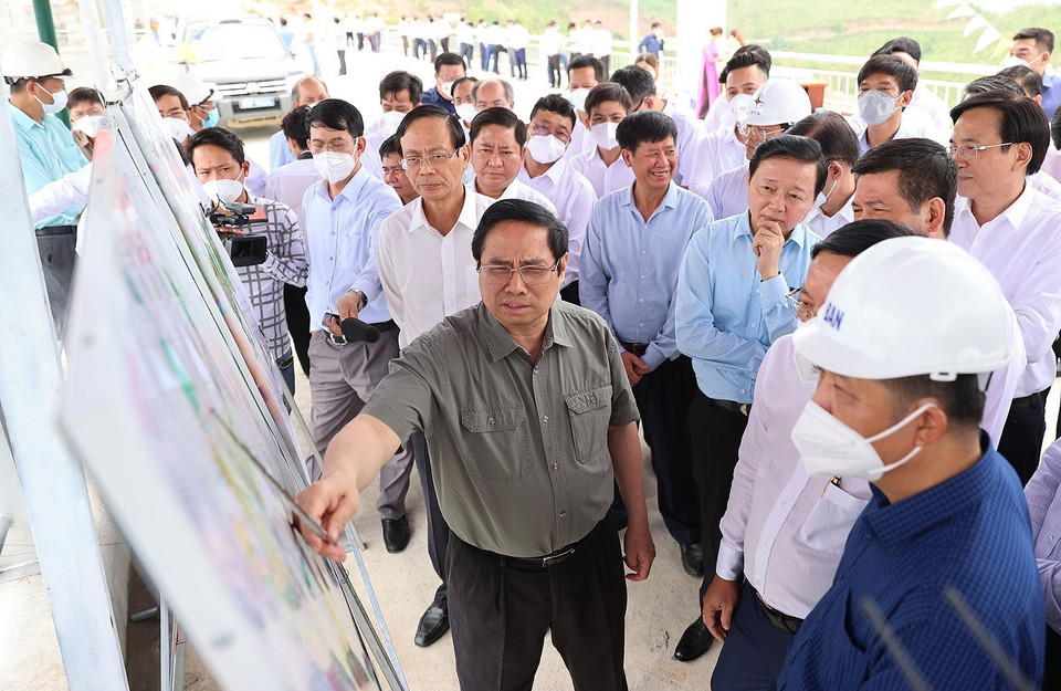 Thủ tướng Phạm Minh Chính xem sơ đồ cụm Công trình đầu mối Hồ chứa nước Sông Cái. (Ảnh: Dương Giang/TTXVN)