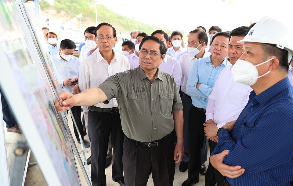 Thủ tướng Phạm Minh Chính xem sơ đồ cụm Công trình đầu mối Hồ chứa nước Sông Cái. (Ảnh: Dương Giang/TTXVN)