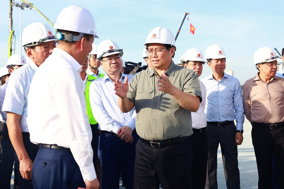 Thủ tướng Phạm Minh Chính kiểm tra tiến độ thi công dự án Trung tâm Hội chợ Triển lãm Quốc gia tại huyện Đông Anh, Hà Nội. (Ảnh: Dương Giang/TTXVN)