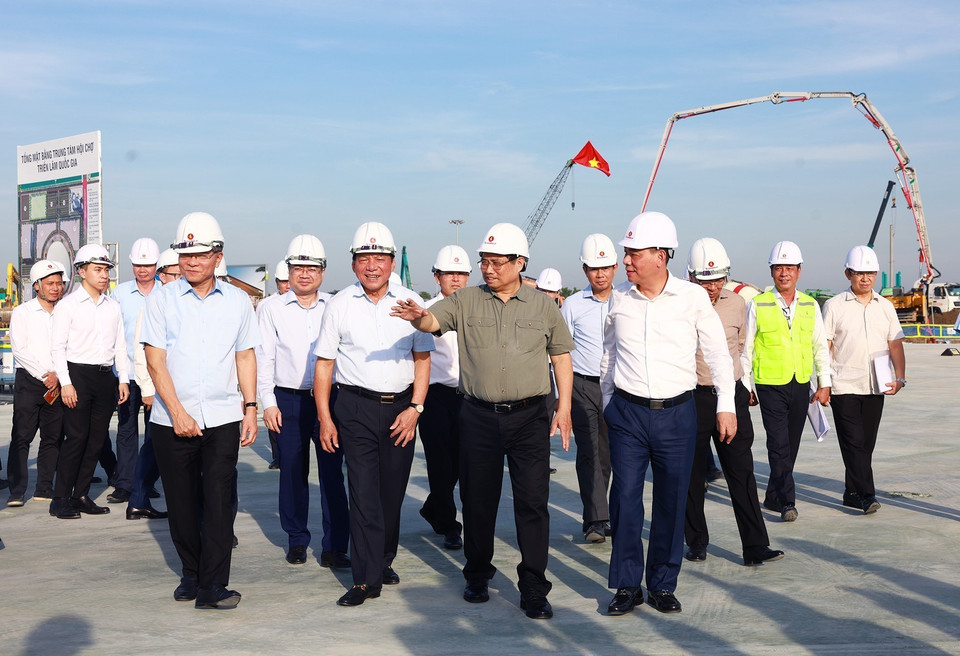 Thủ tướng Phạm Minh Chính kiểm tra tiến độ thi công dự án Trung tâm Hội chợ Triển lãm Quốc gia tại huyện Đông Anh, Hà Nội. (Ảnh: Dương Giang/TTXVN)