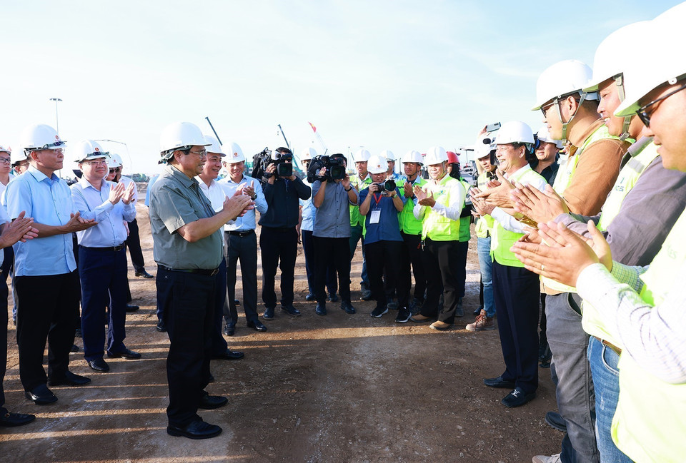 Thủ tướng Phạm Minh Chính trao đổi, động viên cán bộ, công nhân các đơn vị thi công dự án Trung tâm Hội chợ Triển lãm Quốc gia. (Ảnh: Dương Giang/TTXVN)