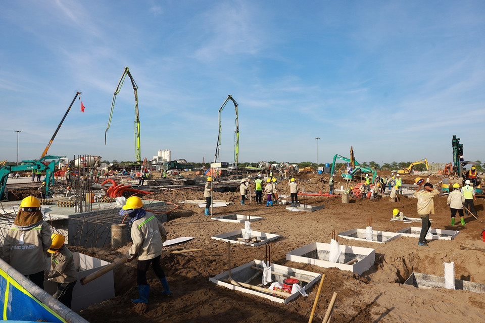 Công trường thi công dự án Trung tâm Hội chợ Triển lãm Quốc gia tại huyện Đông Anh, Hà Nội. (Ảnh: Dương Giang/TTXVN)