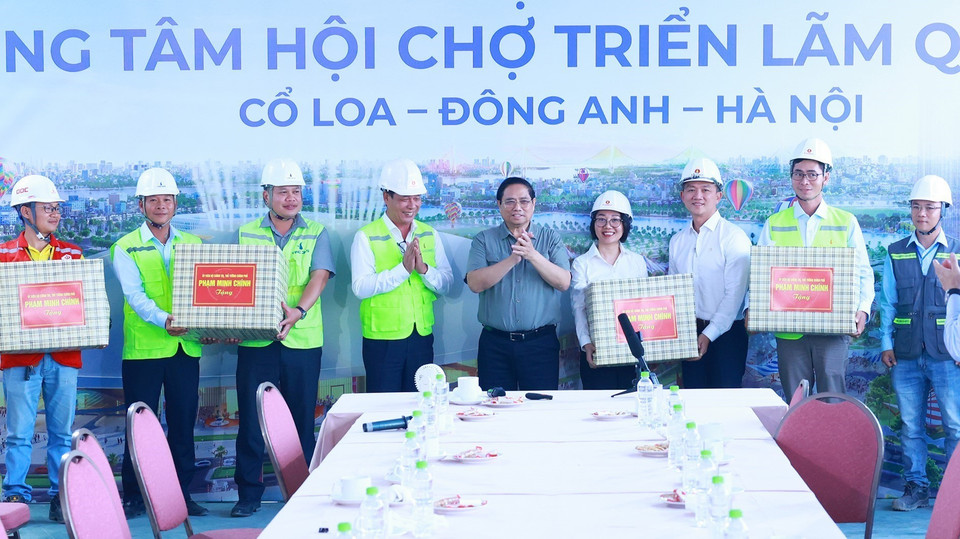 Thủ tướng Phạm Minh Chính tặng quà động viên các đơn vị thi công dự án Trung tâm Hội chợ Triển lãm Quốc gia. (Ảnh: Dương Giang/TTXVN)