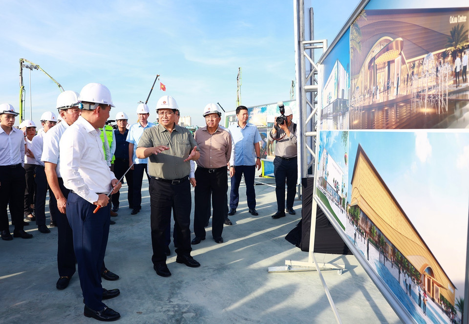 Thủ tướng Phạm Minh Chính kiểm tra tiến độ thi công dự án Trung tâm Hội chợ Triển lãm Quốc gia tại huyện Đông Anh, Hà Nội. (Ảnh: Dương Giang/TTXVN)