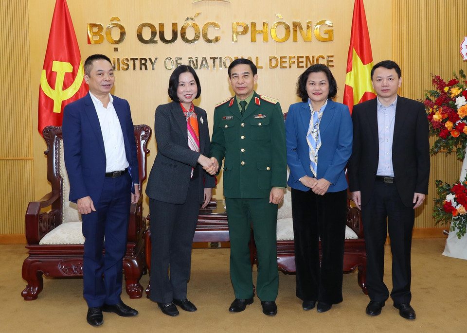 Tổng Giám đốc Vũ Việt Trang cùng Đoàn đại biểu Thông tấn xã Việt Nam chúc mừng Đại tướng, Bộ trưởng Quốc phòng Phan Văn Giang. (Ảnh: Trọng Đức/TTXVN)