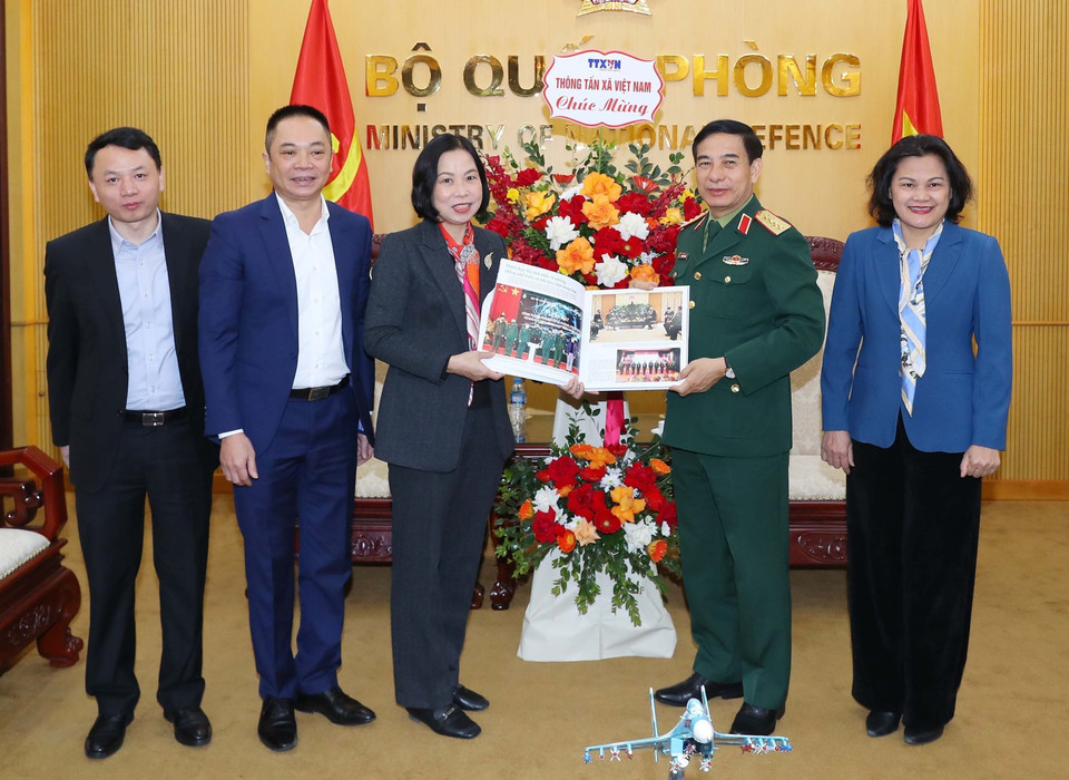 Tổng Giám đốc Vũ Việt Trang tặng cuốn sách ảnh của Thông tấn xã Việt Nam cho Đại tướng, Bộ trưởng Quốc phòng Phan Văn Giang. (Ảnh: Trọng Đức/TTXVN)