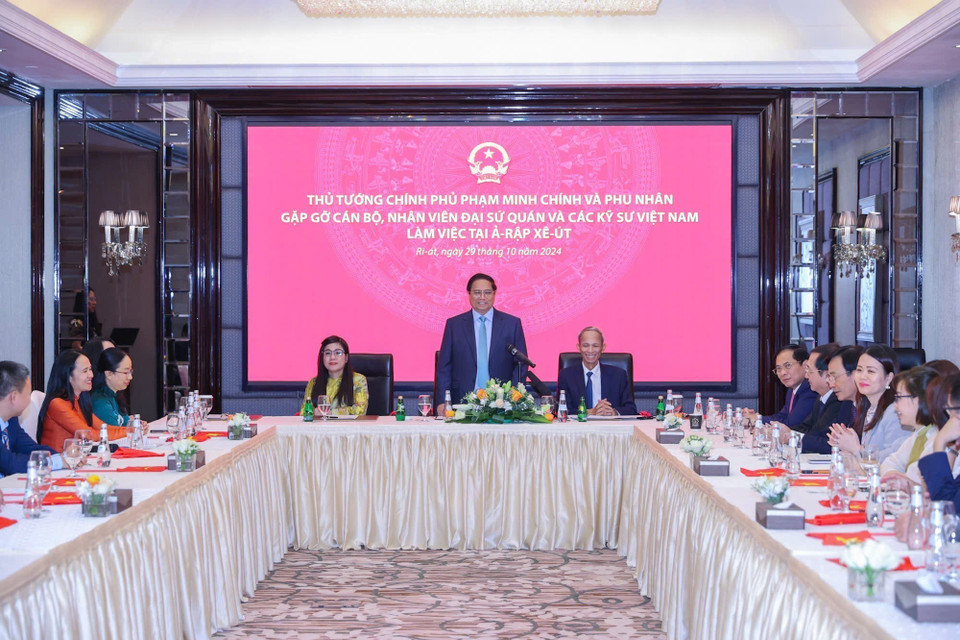 Thủ tướng Phạm Minh Chính và Phu nhân gặp cán bộ, nhân viên Đại sứ quán Việt Nam và các kỹ sư đang làm việc tại Saudi Arabia. (Ảnh: Dương Giang/TTXVN)