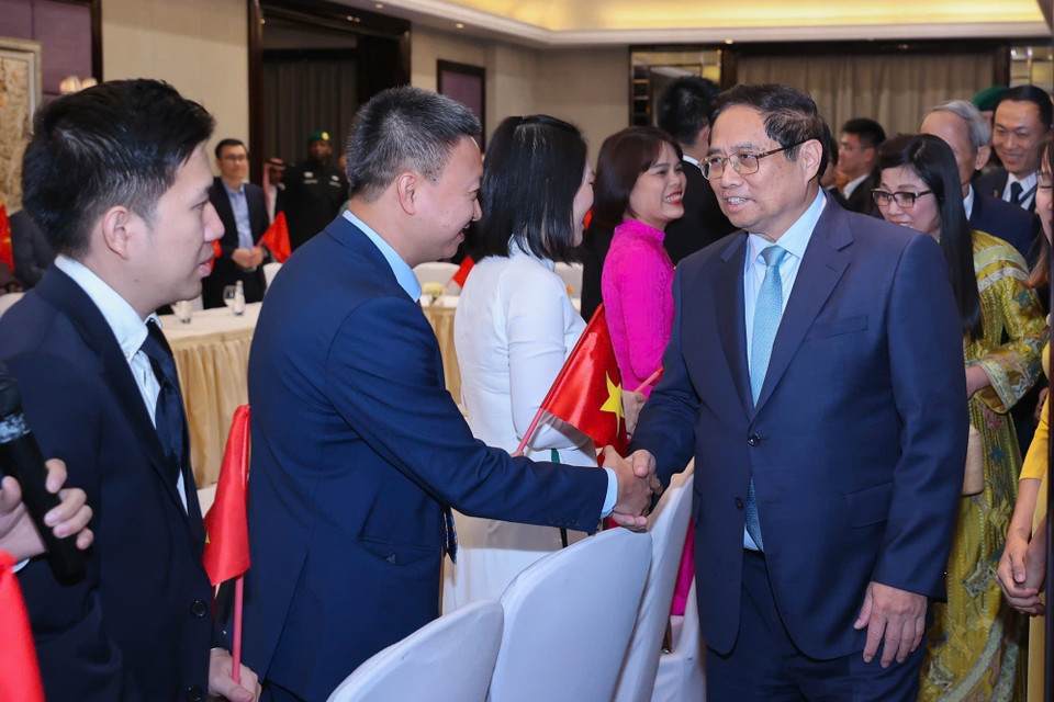 Thủ tướng Phạm Minh Chính và Phu nhân gặp cán bộ, nhân viên Đại sứ quán Việt Nam và các kỹ sư đang làm việc tại Saudi Arabia. (Ảnh: Dương Giang/TTXVN)