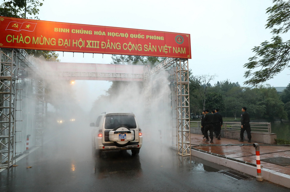 Phun khử khuẩn các phương tiện vào Trung tâm Hội nghị Quốc gia. (Ảnh: TTXVN)