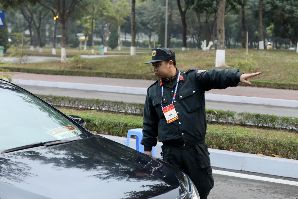 Lực lượng an ninh kiểm tra toàn bộ các phương tiện vào Trung tâm Hội nghị Quốc gia. (Ảnh: TTXVN)