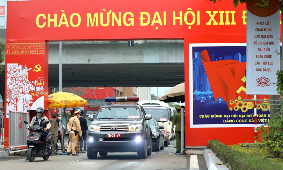 Lực lượng an ninh kiểm tra toàn bộ các phương tiện vào Trung tâm Hội nghị Quốc gia. (Ảnh: TTXVN)