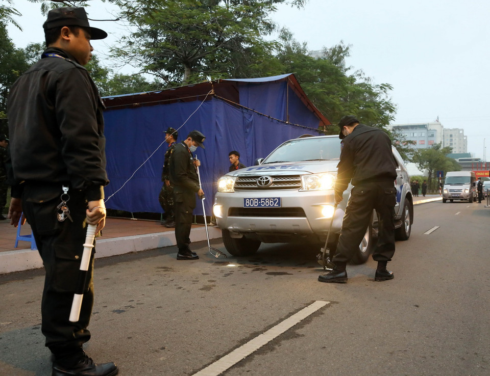 Lực lượng an ninh kiểm tra toàn bộ các phương tiện vào Trung tâm Hội nghị Quốc gia. (Ảnh: TTXVN)