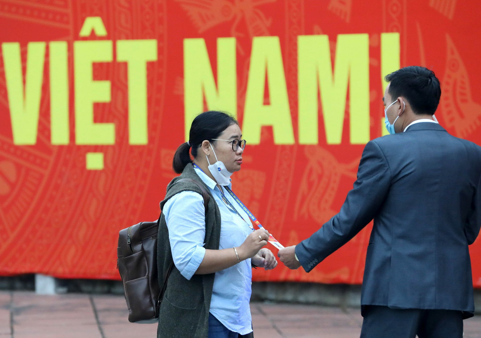 Lực lượng an ninh kiểm tra thẻ tác nghiệp của phóng viên cơ quan báo chí đến tác nghiệp tại Đại hội. (Ảnh: TTXVN)