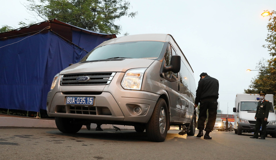 Lực lượng an ninh kiểm tra toàn bộ các phương tiện vào Trung tâm Hội nghị Quốc gia. (Ảnh: TTXVN)