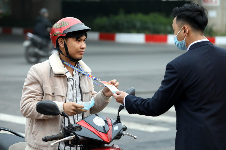 Lực lượng an ninh kiểm tra thẻ khi vào Trung tâm Hội nghị Quốc gia. (Ảnh: TTXVN)