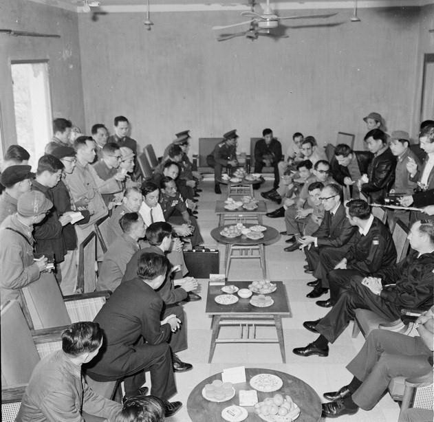 Đại diện VNDCCH và đại diện Hoa Kỳ cùng với Tổ chức quốc tế giám sát và kiểm soát, Ban Liên hợp quân sự 4 bên trao đổi thể thức trao trả 116 nhân viên quân sự Hoa Kỳ bị bắt trong chiến tranh (12/2/1973). (Ảnh: TTXVN)