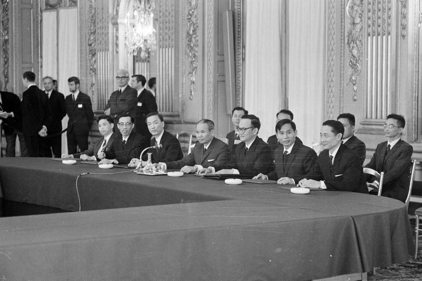 Đoàn đại biểu VNDCCH do Bộ trưởng Xuân Thủy dẫn đầu trong phiên họp đầu tiến tại Paris (Pháp) ngày 13/5/1968. (Ảnh: Văn Lượng/TTXVN)