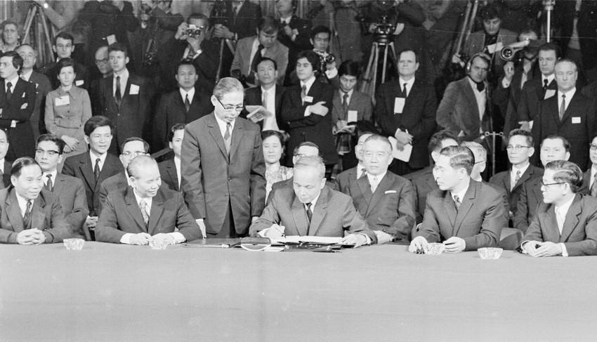 Bộ trưởng Ngoại giao Chính phủ Việt Nam Dân chủ Cộng hòa Nguyễn Duy Trinh ký Hiệp định Paris về Việt Nam, ngày 27/1/1973, tại Trung tâm hội nghị quốc tế ở thủ đô Paris (Pháp). (Ảnh: Văn Lượng/TTXVN)