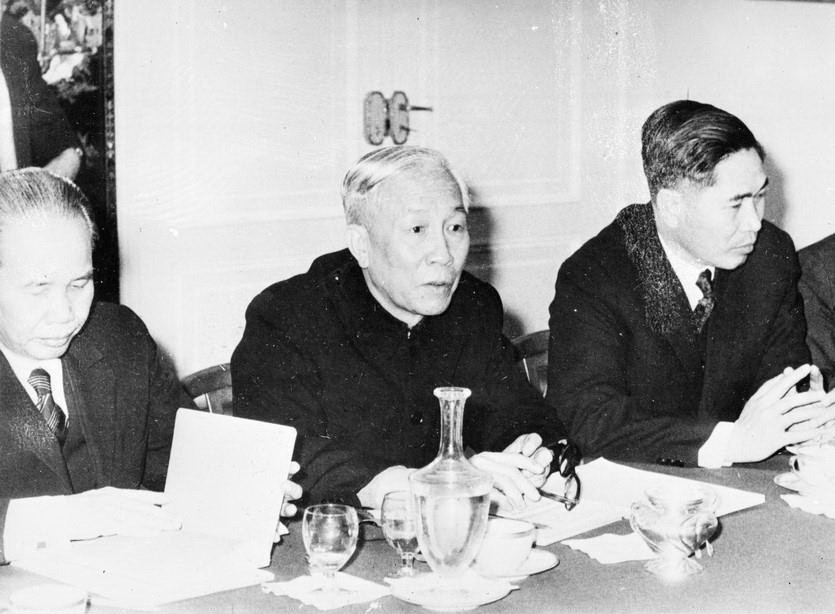 Cố vấn Lê Đức Thọ nói chuyện với Tiến sỹ Henry Kissinger, cố vấn Hoa Kỳ tại Pháp ngày 13/1/1973. (Ảnh: TTXVN)