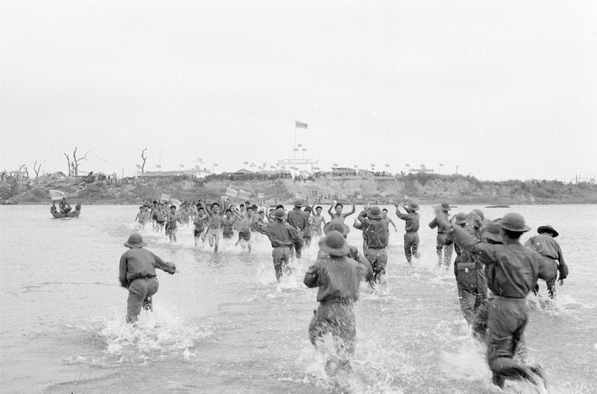 Chiến sỹ ta thoát khỏi ngục tù (sông Thạch Hãn, Quảng Trị, mùa xuân 1973). (Ảnh: Chu Trí Thành/TTXVN)