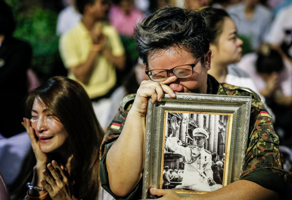 Người dân Thái Lan khóc thương Nhà Vua. (Nguồn: EPA)
