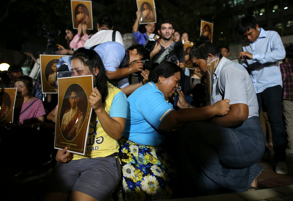 Người dân Thái Lan khóc thương Nhà Vua. (Nguồn: EPA)