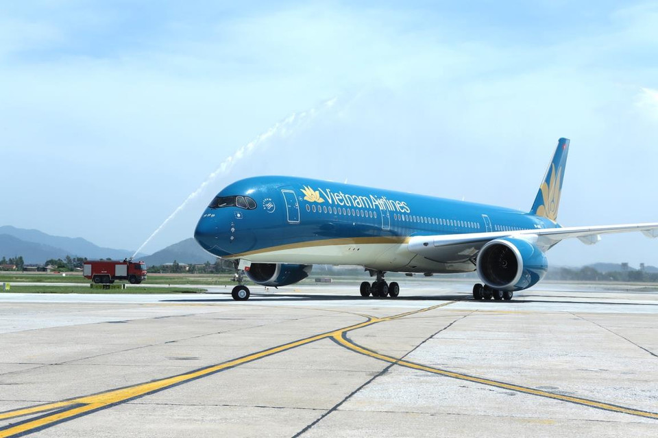 Tháng 7/2015, Vietnam Airlines trở thành hãng hàng không đầu tiên tại Đông Nam Á và thứ hai trên thế giới tiếp nhận, khai thác dòng máy bay thân rộng thế hệ mới Airbus A350-900 với 305 ghế ngồi. (Ảnh: Trang Trịnh/Vietnam+)
