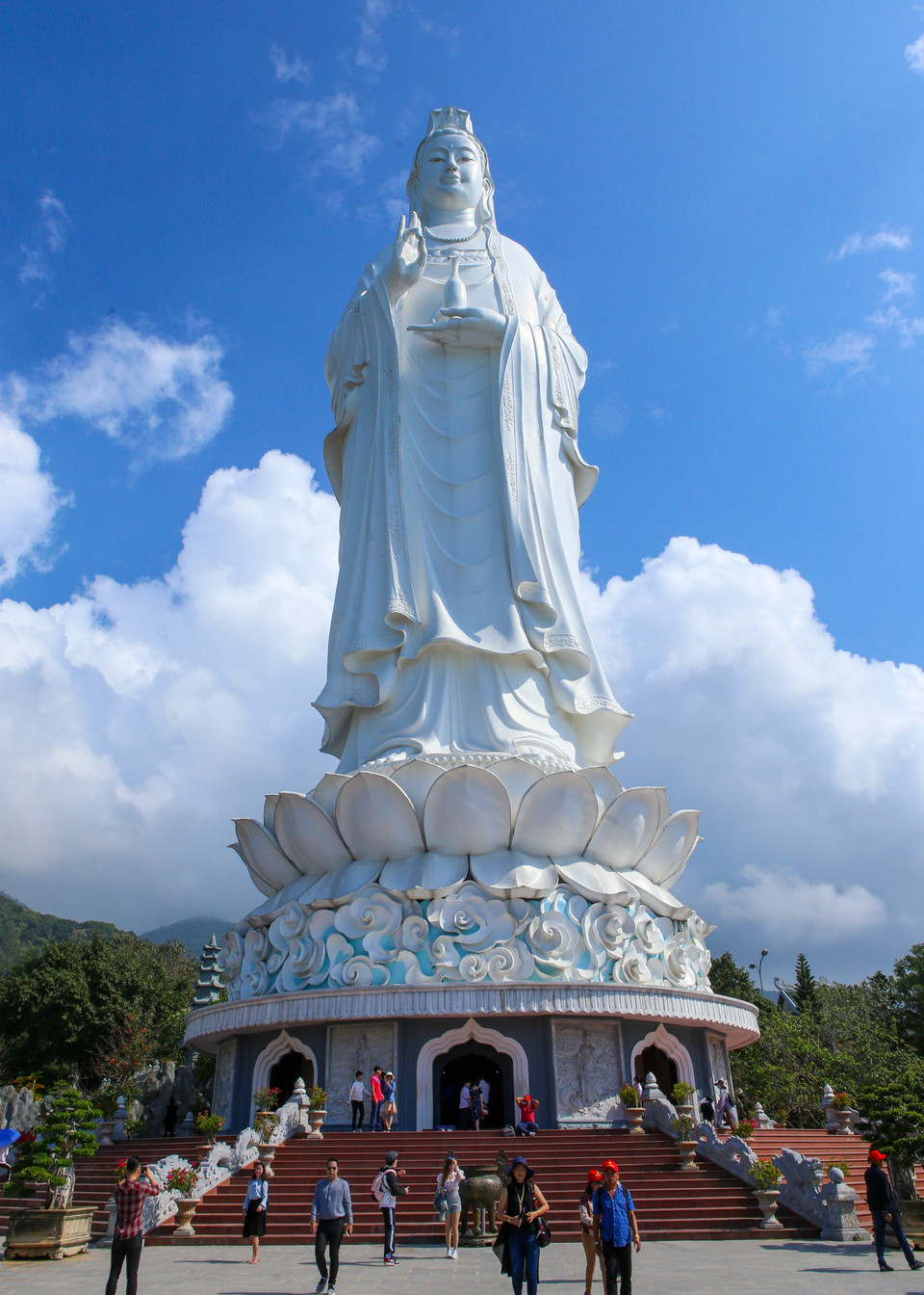 Thánh tượng Bồ Tát Quán Thế Âm với chiều cao 67m, đường kính tòa sen dưới chân tượng 35m là điểm nhấn độc đáo trong Quần thể Chùa Linh Ứng-Bãi Bụt. (Ảnh: Trần Lê Lâm/TTXVN) 