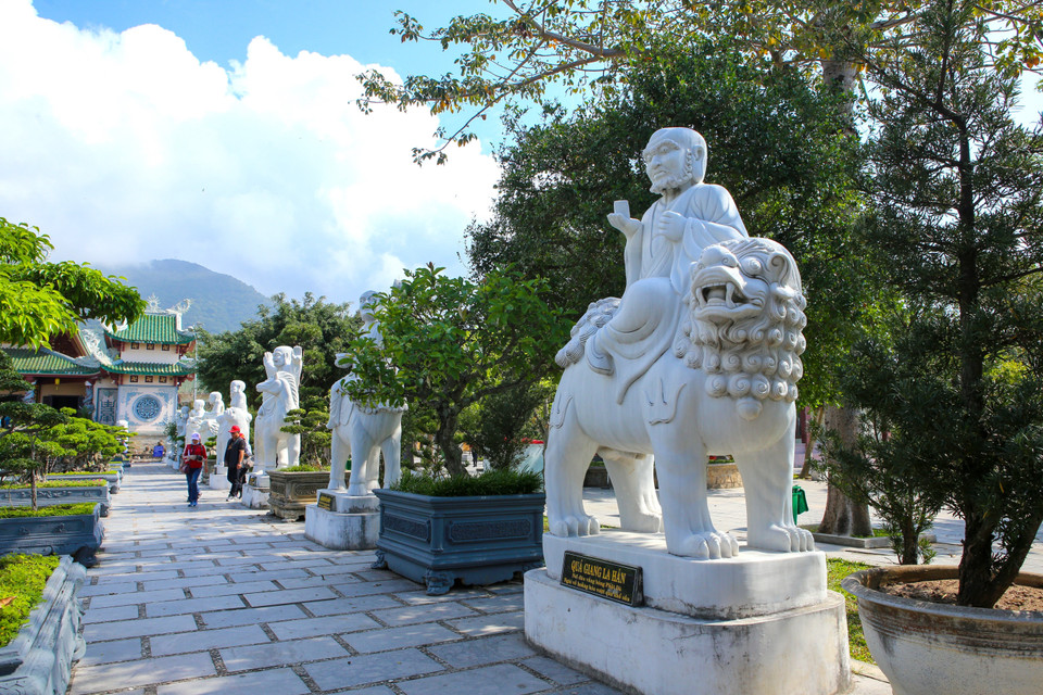 18 tượng đá lớn là các vị La Hán được sắp đặt dọc hai bên đường vào Chánh điện trong Quần thể Chùa Linh Ứng-Bãi Bụt. (Ảnh: Trần Lê Lâm/TTXVN)