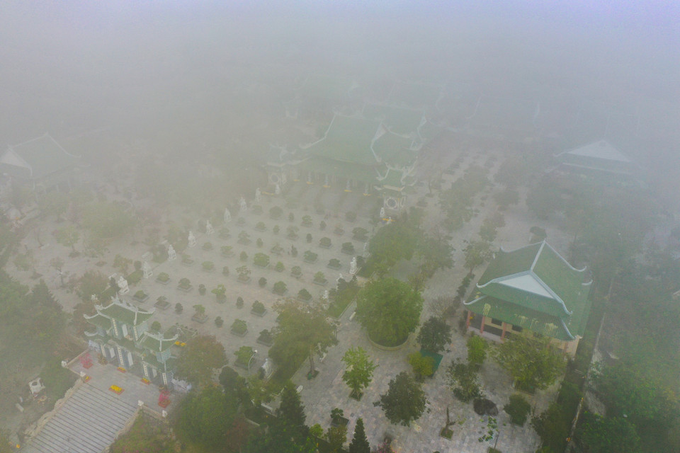 Vào những ngày thời tiết thay đổi, quần thể chùa Linh Ứng ẩn hiện trong làng sương sớm.(Ảnh: Trần Lê Lâm/TTXVN) 