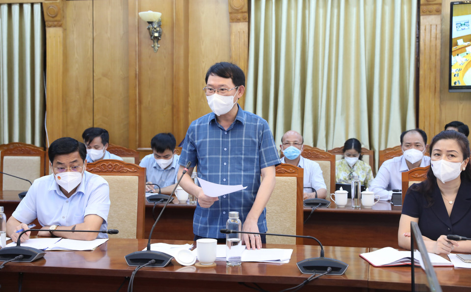 Chủ tịch Ủy ban Nhân dân tỉnh Bắc Giang Lê Ánh Dương báo cáo từ đầu cầu Bắc Giang. (Ảnh: Danh Lam/TTXVN)