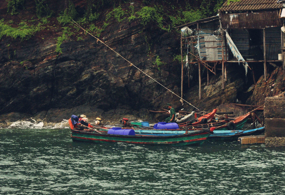 Dù điều kiện sinh hoạt, đi lại của quân và dân trên đảo còn rất nhiều khó khăn nhưng cuộc sống nơi đây rất yên bình, tình cảm gắn bó giữa dân và quân. (Ảnh: Huỳnh Anh/TTXVN)