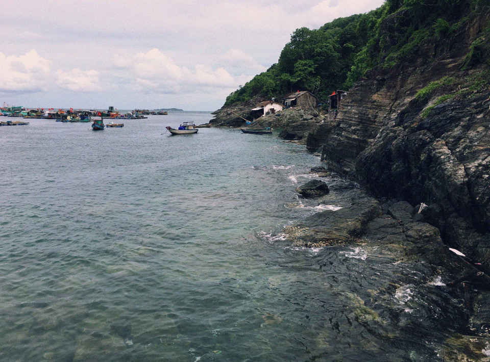  Đảo Hòn Chuối có địa hình rất phức tạp, độ dốc cao, điều kiện khí hậu rất khắc nghiệt. (Ảnh: Huỳnh Anh/TTXVN) 