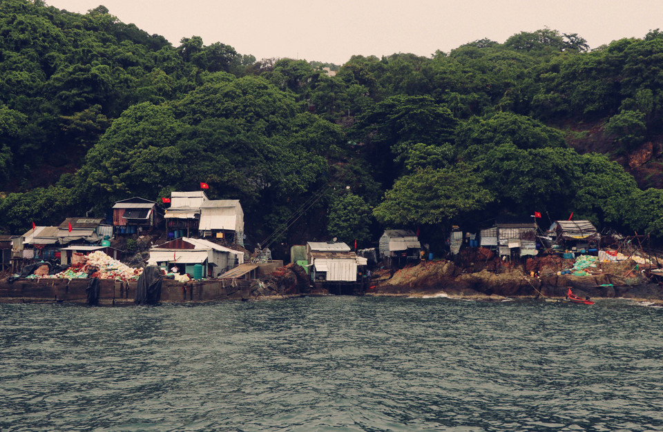 Những ngôi nhà trên đảo Hòn Chuối được xây dựng tạm bợ để bề di dời tránh gió. (Ảnh: Huỳnh Anh/TTXVN)