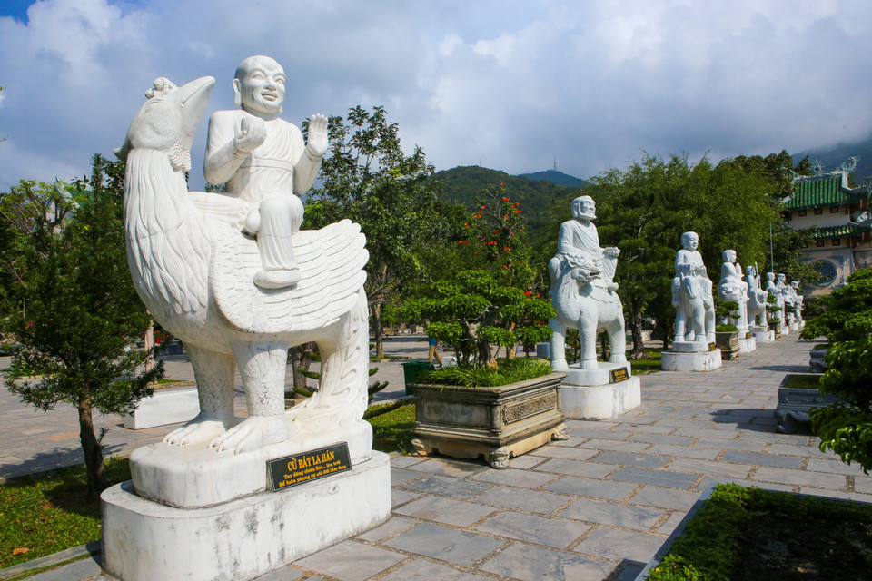 18 tượng đá lớn là các vị La Hán được sắp đặt dọc hai bên đường vào Chánh điện trong Quần thể Chùa Linh Ứng-Bãi Bụt. (Ảnh: Trần Lê Lâm/TTXVN)