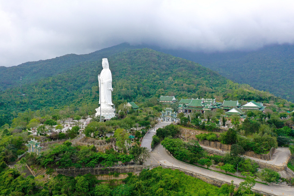 Toàn cảnh Chùa Linh Ứng-Bãi Bụt tọa lạc trên Bán đảo Sơn Trà (Đà Nẵng). (Ảnh: Trần Lê Lâm/TTXVN)