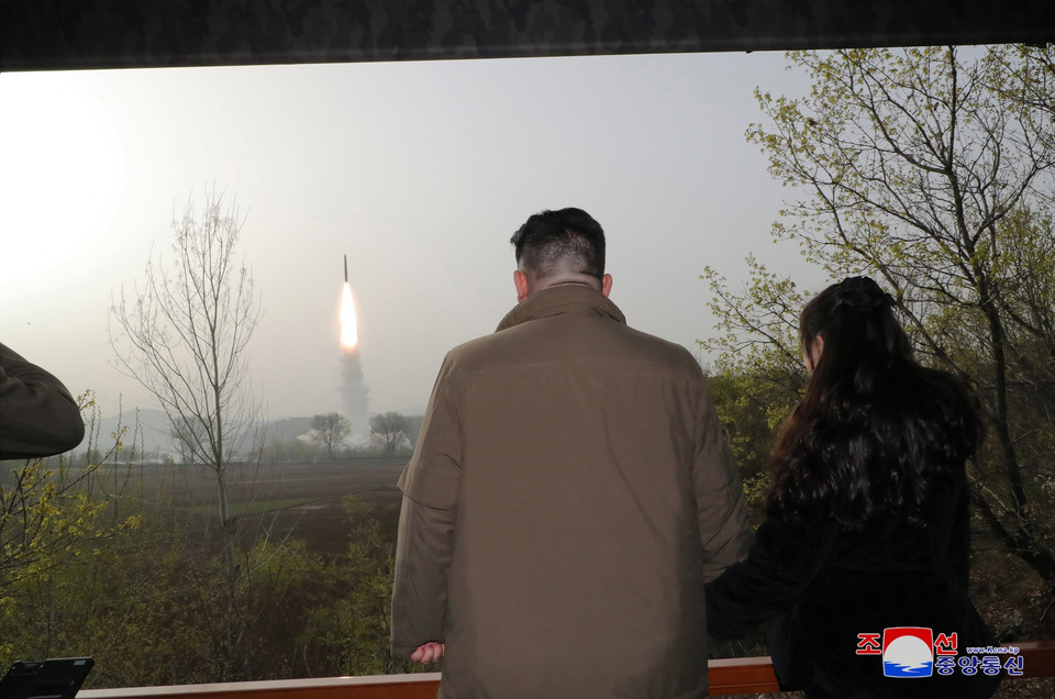 Hãng thông tấn Trung ương Triều Tiên (KCNA) ngày 14/4/2023 đưa tin nước này đã phóng một tên lửa đạn đạo liên lục địa (ICBM) loại mới sử dụng nhiên liệu rắn Hwasongpho-18 một ngày trước đó. Theo giới chức Triều Tiên, qua vụ phóng, toàn bộ những tính năng ưu việt nhất của hệ thống vũ khí chiến lược mới đã đạt được một cách chính xác theo các yêu cầu thiết kế. Ảnh: Nhà lãnh đạo Triều Tiên Kim Jong-un (trái) thị sát vụ phóng tên lửa đạn đạo liên lục địa Hwasongpho-18 tại đại điểm không xác định. (Nguồn: KCNA/TTXVN)