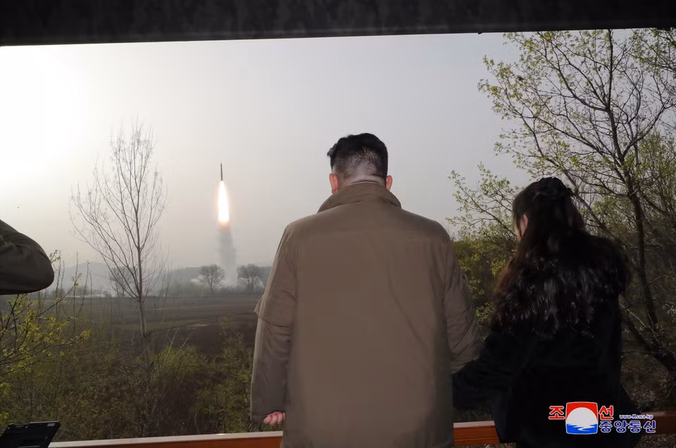 Hãng thông tấn Trung ương Triều Tiên (KCNA) ngày 14/4/2023 đưa tin nước này đã phóng một tên lửa đạn đạo liên lục địa (ICBM) loại mới sử dụng nhiên liệu rắn Hwasongpho-18 một ngày trước đó. Theo giới chức Triều Tiên, qua vụ phóng, toàn bộ những tính năng ưu việt nhất của hệ thống vũ khí chiến lược mới đã đạt được một cách chính xác theo các yêu cầu thiết kế. Ảnh: Nhà lãnh đạo Triều Tiên Kim Jong-un (trái) thị sát vụ phóng tên lửa đạn đạo liên lục địa Hwasongpho-18 tại đại điểm không xác định. (Nguồn: KCNA/TTXVN)