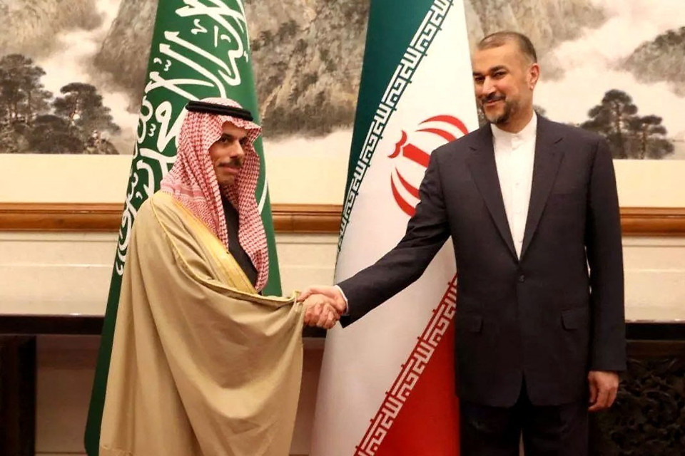 Bộ Ngoại giao Saudi Arabia ngày 8/4/2023 thông báo các quan chức nước này đã đến Iran để thảo luận về các thủ tục mở lại đại sứ quán ở Tehran và lãnh sự quán ở Mashhad. Ngày 12/4, một phái đoàn Iran đã đến Saudi Arabia để chuẩn bị cho việc mở lại các phái bộ ngoại giao trong bối cảnh hai nước chuẩn bị bình thường hóa quan hệ sau 7 năm gián đoạn. Ảnh: Ngoại trưởng Saudi Arabia Faisal bin Farhan (trái) và người đồng cấp Iran Hossein Amir-Abdollahian tại cuộc gặp ở Bắc Kinh, Trung Quốc ngày 6/4/2023. (Nguồn: AFP/TTXVN)