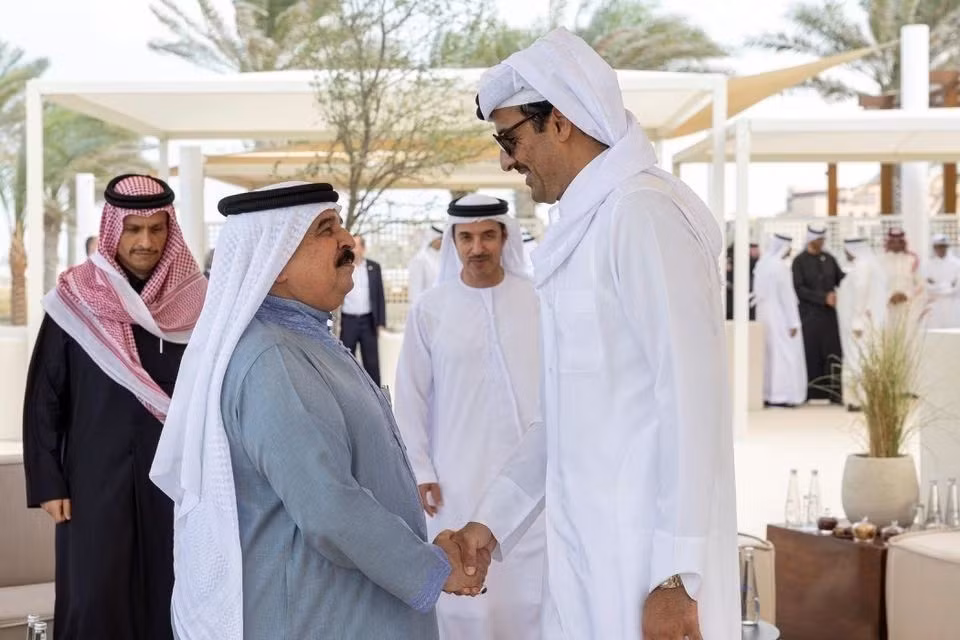 Ngày 12/4/2023, Hãng thông tấn Bahrain (BNA) và Bộ Ngoại giao Qatar ra thông báo cho biết Qatar và Bahrain sẽ nối lại quan hệ ngoại giao. Ảnh: Quốc vương Bahrain Hamad bin Isa Al Khalifa (thứ 2, trái) và Quốc vương Qatar Sheikh Tamim bin Hamad Al Thani tại cuộc gặp ở Abu Dhabi, UAE ngày 18/1/2023. (Nguồn: Reuters/TTXVN)