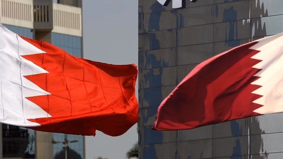 Ngày 12/4/2023, Hãng thông tấn Bahrain (BNA) và Bộ Ngoại giao Qatar ra thông báo cho biết Qatar và Bahrain sẽ nối lại quan hệ ngoại giao. Ảnh: Quốc kỳ Bahrain (trái) và quốc kỳ Qatar (phải). (Nguồn: Reuters/TTXVN)