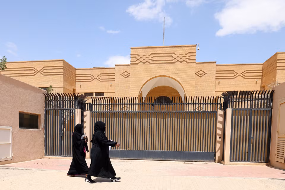 Bộ Ngoại giao Saudi Arabia ngày 8/4/2023 thông báo các quan chức nước này đã đến Iran để thảo luận về các thủ tục mở lại đại sứ quán ở Tehran và lãnh sự quán ở Mashhad. Ngày 12/4, một phái đoàn Iran đã đến Saudi Arabia để chuẩn bị cho việc mở lại các phái bộ ngoại giao trong bối cảnh hai nước chuẩn bị bình thường hóa quan hệ sau 7 năm gián đoạn. Ảnh: Đại sứ quán Iran ở Riyadh, Saudi Arabia. (Nguồn: AFP/TTXVN)