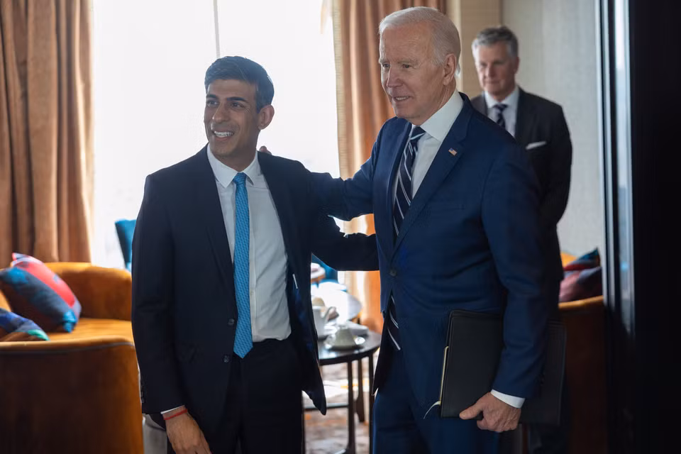 Tổng thống Mỹ Joe Biden (phải) ngày 12/4/2023 đã hội đàm với Thủ tướng Anh Rishi Sunak (trái) tại thành phố Belfast của Bắc Ireland trong chuyến thăm kỷ niệm 25 năm ngày ký thỏa thuận hòa bình Ngày thứ Sáu tốt lành. Tại cuộc hội đàm, hai nhà lãnh đạo đã bày tỏ hy vọng các thể chế ở Bắc Ireland sẽ được khôi phục càng sớm càng tốt. (Nguồn: THX/TTXVN)