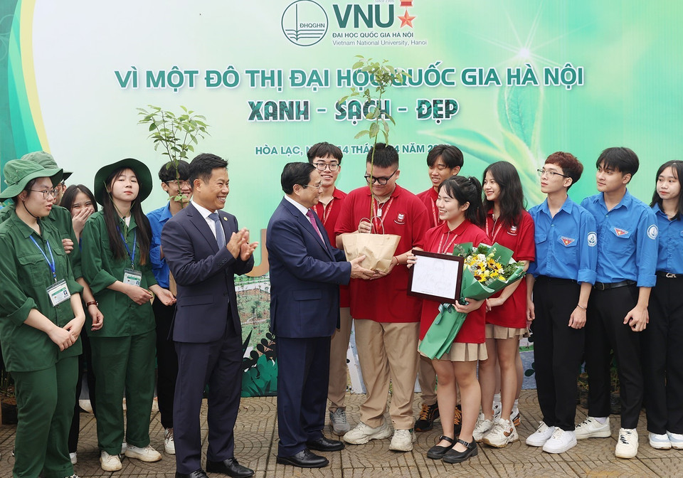 Thủ tướng Phạm Minh Chính tặng Đại học Quốc gia Hà Nội 5.000 cây xanh để trồng trong khuôn viên, với mong muốn Đại học Quốc gia Hà Nội có môi trường xanh, sạch, đẹp. (Ảnh: Dương Giang/TTXVN)
