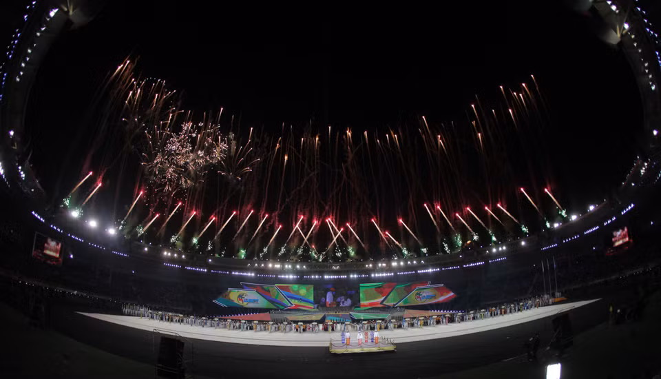 Bắn pháo hoa nghệ thuật tại SEA Games 27. (Ảnh: Quang Nhựt/TTXVN)