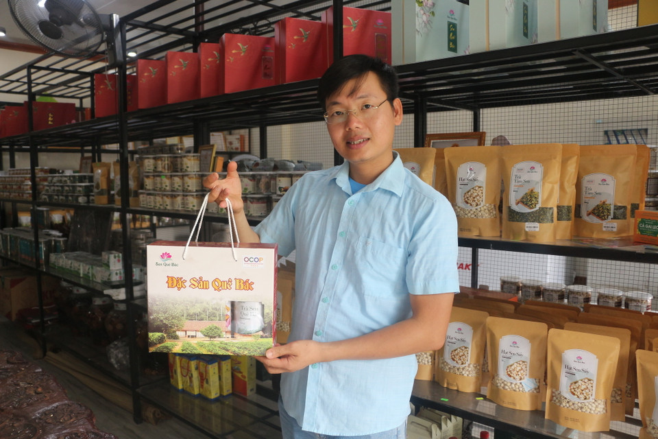 Giới thiệu sản phẩm sen quê Bác tới du khách tham quan.(Ảnh: Bích Huệ/TTXVN)
