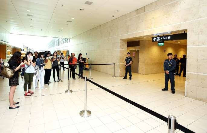 Cảnh sát ở sân bay Changi đứng canh khu vực dành cho người thân của các hành khách trên chiếc máy bay QZ8501. (Nguồn: Getty)